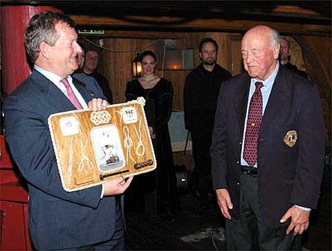 Ambassadör Rönquist fick en gåva till minne av Götheborgs besök i Spanien.